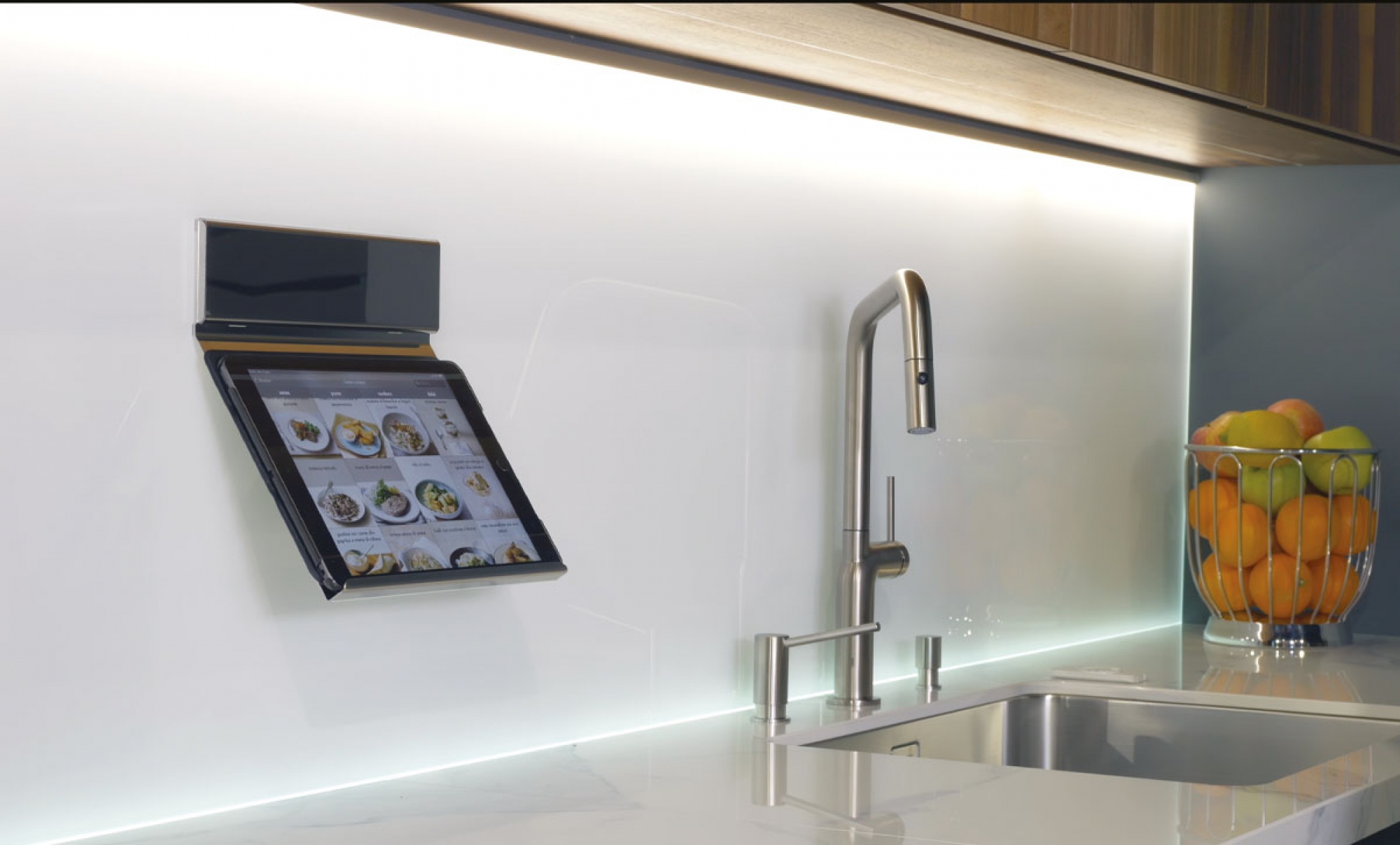 Accessorio-magnetico-su-schienale-di-vetro-portatablet_s3