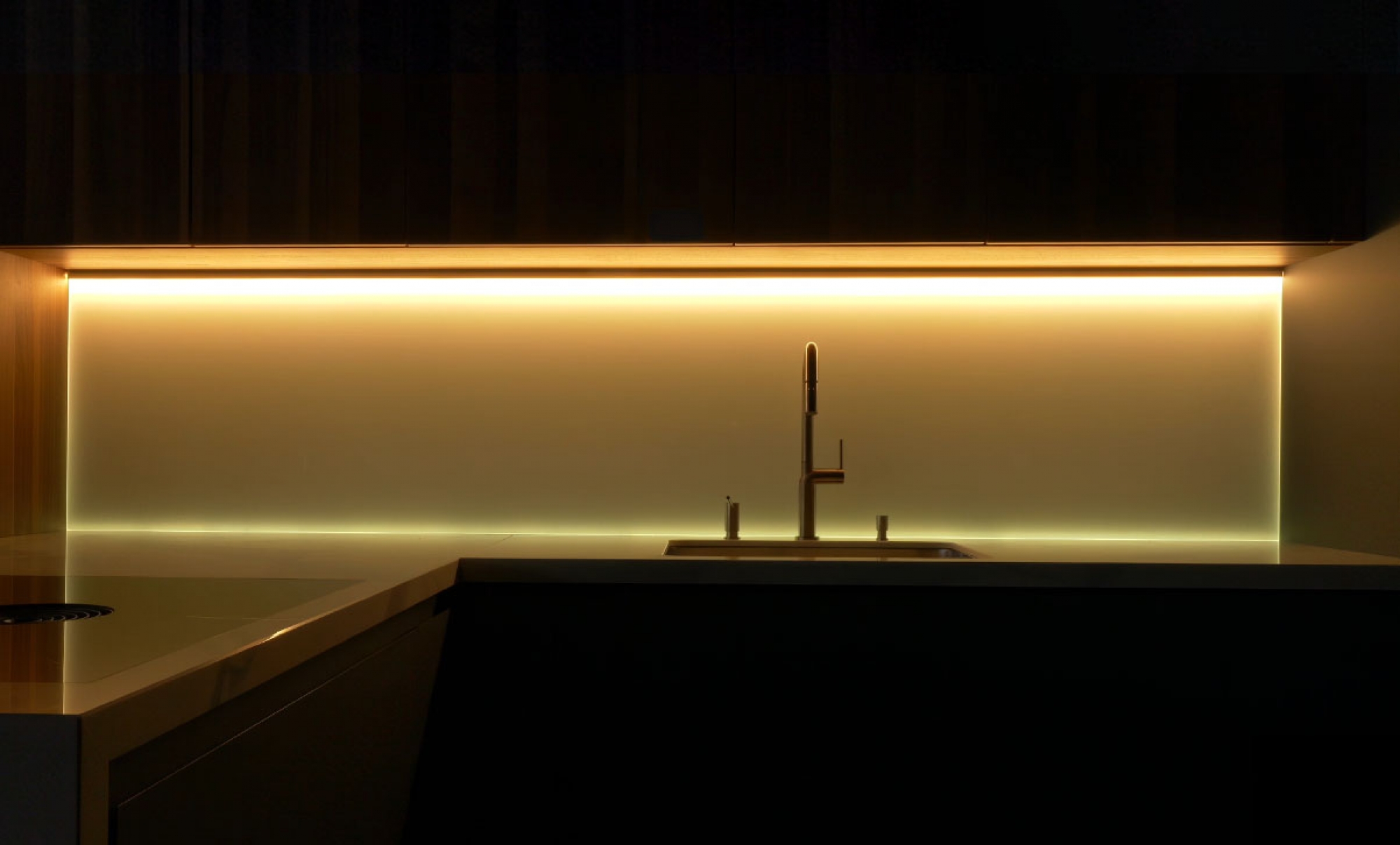 Schienale-cucina-in-vetro-retroilluminato-con-luce-calda_s3