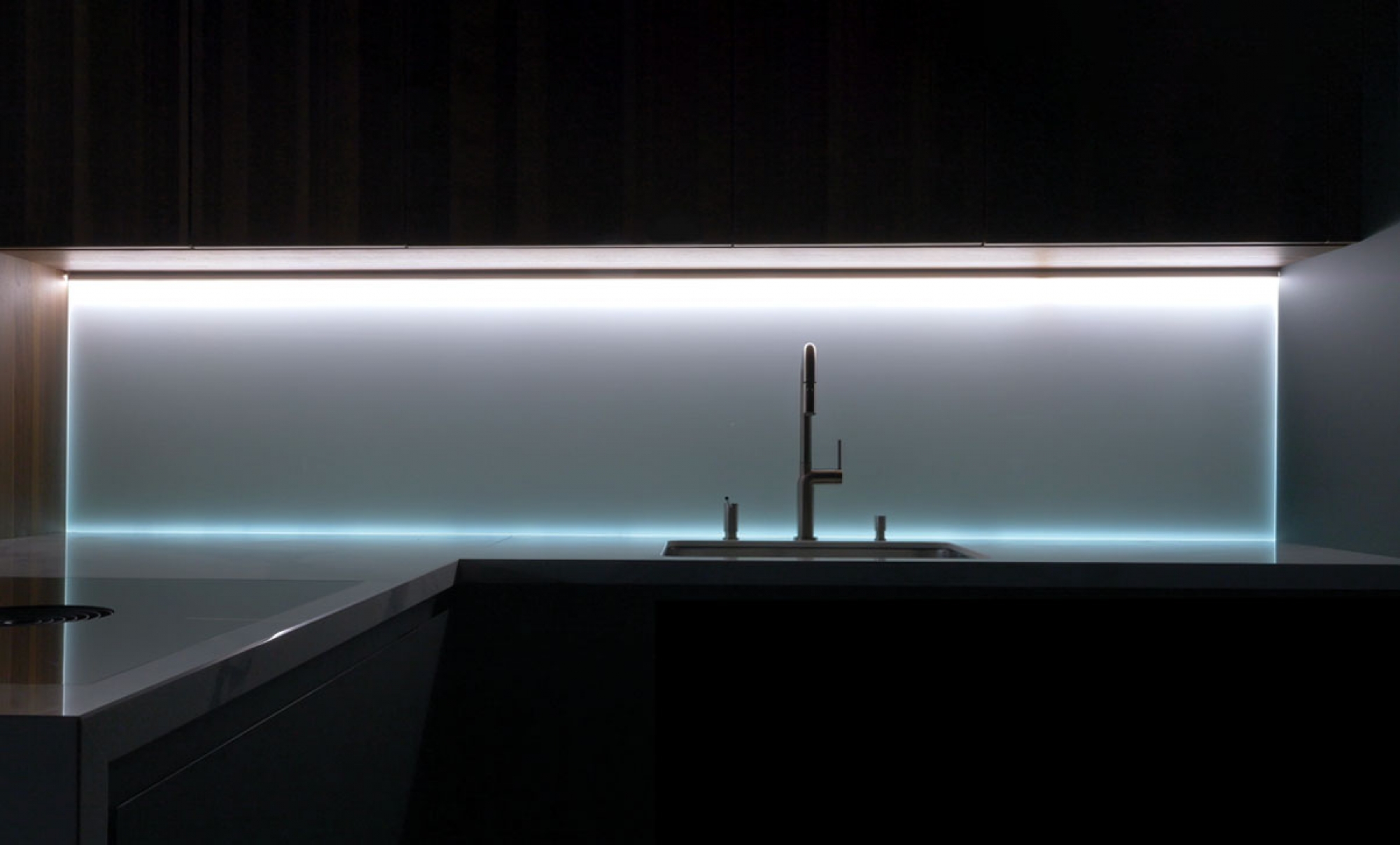 Schienale-cucina-in-vetro-retroilluminato-con-luce-fredda_s3