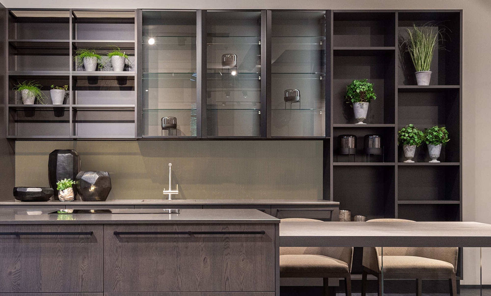 Schienale-di-cucina-con-rete-metallizzata-grafite-in-vetro_s3